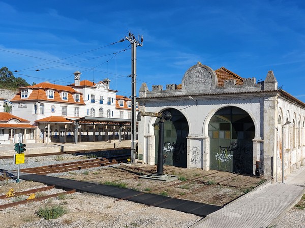 Estação ferroviária e edifício da Cocheira de Carruagens em Santarém.jpg