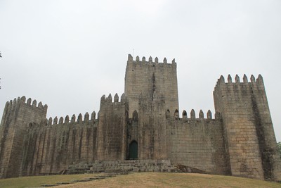 Exterior view of Castelo de Guimarães 07.jpg