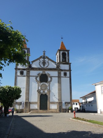 Fachada Igreja Paroquial Santiago de Bougado.jpg