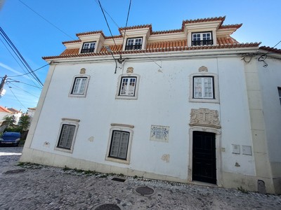 Fachada com dois pisos e trapeiras da Antigo Hospital de Santa Iria em Santarém.jpg