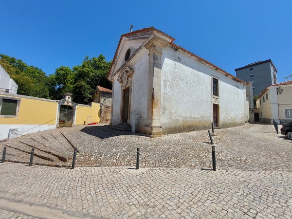 Fachada direita da Ermida de Espírito Santo nas Caldas da Rainha.jpg