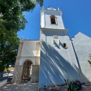 Fachada direita da Igreja de Nossa Senhora da Conceição, matriz de Abitureiras.jpg