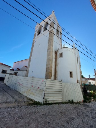 Fachada esquerda da Igreja de Santa Iria na Ribeira de Santarém.jpg