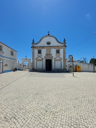 Fachada frontal da Igreja da Misericórdia da Pederneira.jpg