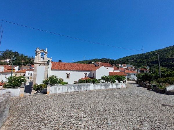 Fachada lateral direita da Igreja matriz do Reguengo do Fetal.jpg