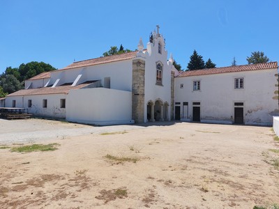 Fachada norte da Capela de Santo António, com os edifícios da Casa dos Arrábidos a sul.jpg