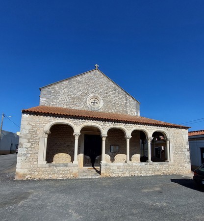 Fachada principal da Capela de Nossa Senhora do Monte em Santarém.jpg