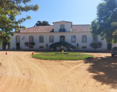 Fachada principal da Quinta de Santo António na Golegã.jpg