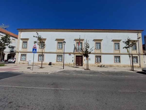 Fachada principal do Palácio de Alvaiázere desobstruída.jpg