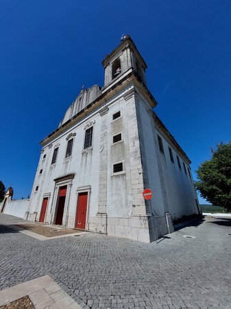 Fachada principal e direita para Igreja de São Julião em Constância.jpg
