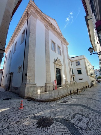 Fachada principal e lateral direita da Igreja e Hospital da Santa Casa da Misericórdia de Leiria.jpg