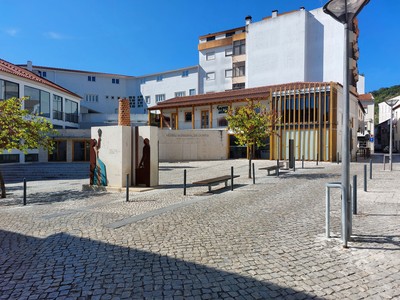 Frente da Casa do Administrador de Ourém.jpg