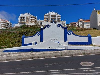 Frente da Fonte Antiga da Nazaré.jpg
