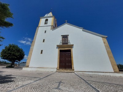 Frente da Igreja da freguesia do Beco a partir da direita.jpg