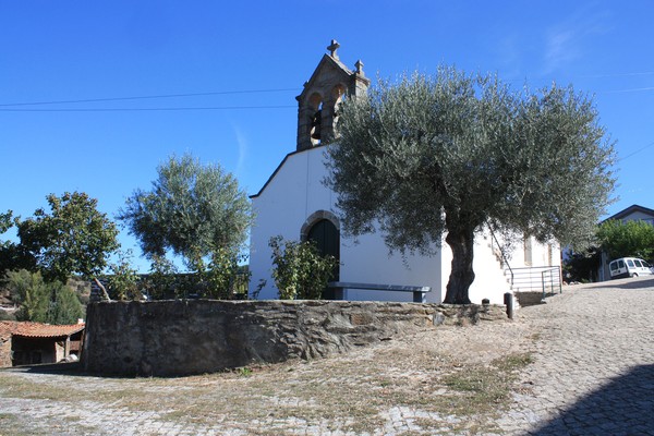 Igreja da Aldeia das Veigas - 01.jpg