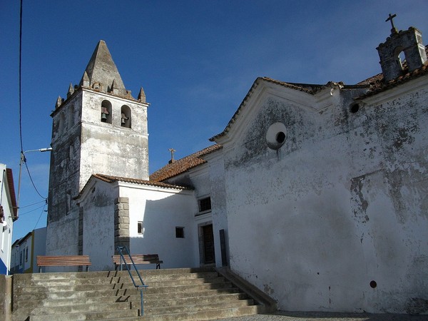 Igreja de Nossa Senhora da Assunção (Torrão) - Parte da fachada Sul e torre sineira.jpg
