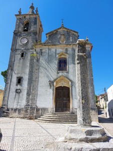 Igreja de São Francisco com Pelourinho de Redinha em primeiro plano.jpg