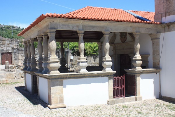 Igreja de Santa Eufémia de Lavandeira - 04.jpg