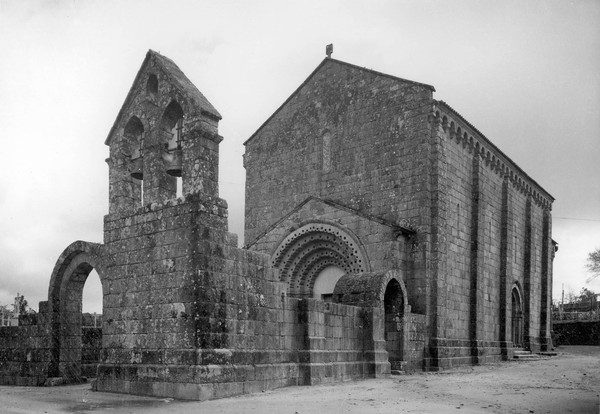 Igreja do Mosteiro de São Pedro de Ferreira, Paços de Ferreira, Portugal (3595552844).jpg