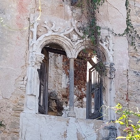 Januela manuelina na Casa com janela manuelina e jardim da Quinta do Lapuz 08.jpg