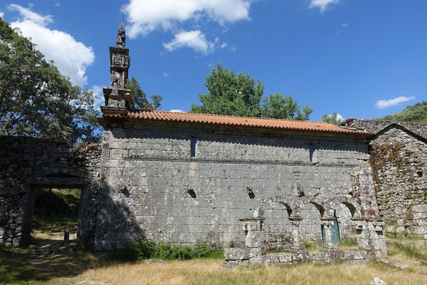 Mosteiro de Santa Maria das Júnias 6.jpg