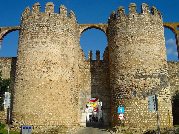 Muralhas de Serpa - Portugal (153827277).jpg