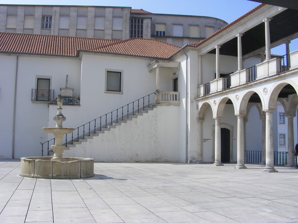 Museu Nacional de Machado de Castro - pátio e Edifício do antigo Paço Episcopal.jpg