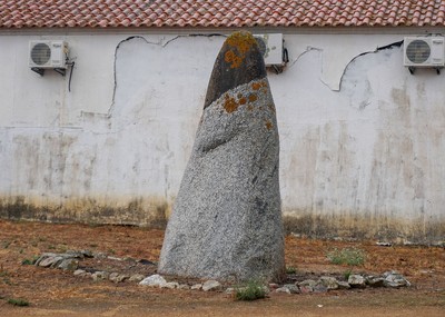 Nossa Senhora da Vila, Nossa Senhora do Bispo e Silveiras - menir da Courela da Casa Nova - 20200917113611.jpg