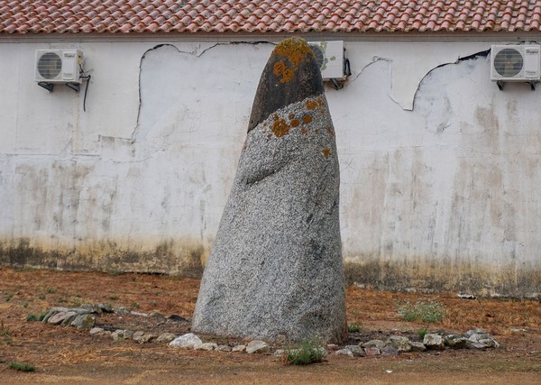 Nossa Senhora da Vila, Nossa Senhora do Bispo e Silveiras - menir da Courela da Casa Nova - 20200917113611.jpg