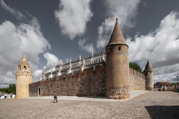 O castelo de Viana do Alentejo, no sul de Portugal, fotografo no final de uma manhã de setembro de 2022.jpg