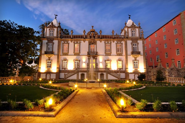Palácio do Freixo - Fachada nocturna.jpg