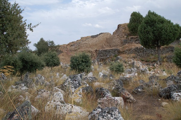 Pedras fincadas, muralha e torreão.jpg