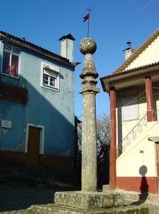 Pelourinho de Aguieira - Portugal (2875269539).jpg