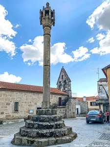 Pelourinho de Algodres - Portugal (52094653442).jpg
