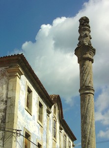 Pelourinho de Avô - Portugal (2668417441).jpg