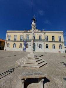 Pelourinho de Benavente em frente ao edifício da Câmara Municipal de Benavente.jpg