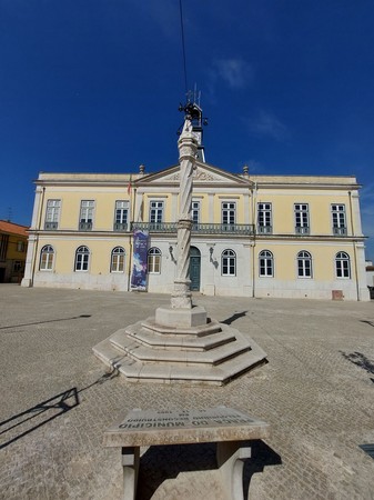 Pelourinho de Benavente em frente ao edifício da Câmara Municipal de Benavente.jpg