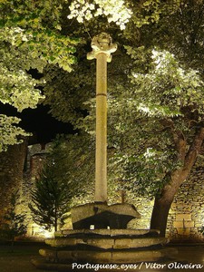 Pelourinho de Bragança - Portugal (6814007656).jpg