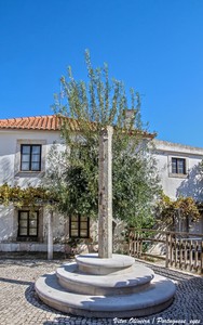 Pelourinho de Cheleiros - Portugal (53395287912).jpg