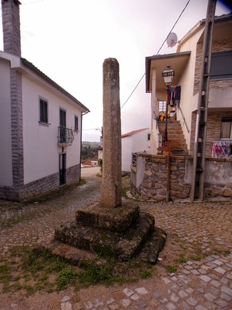 Pelourinho de Coito de Midões.jpg