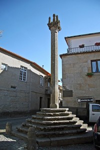 Pelourinho de Fonte Arcada - Portugal (23879497169).jpg