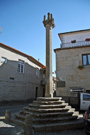 Pelourinho de Fonte Arcada - Portugal (23879497169).jpg