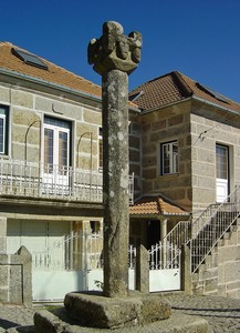 Pelourinho de Fráguas - Portugal (6137445829).jpg
