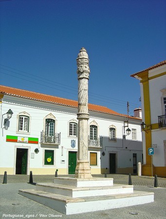 Pelourinho de Fronteira - Portugal (4986940031).jpg