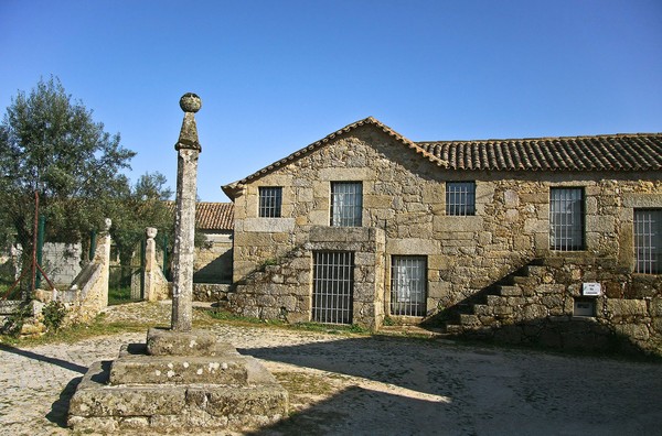 Pelourinho de Ladário - Portugal (7172366771).jpg