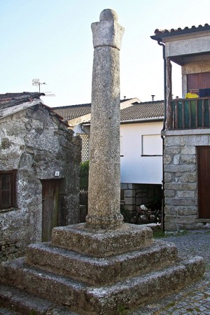 Pelourinho de Mões - Portugal (49804491163) (cropped).jpg