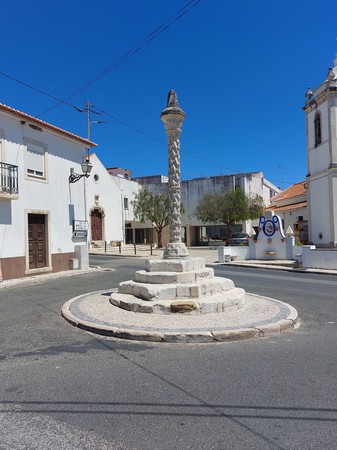 Pelourinho de Maiorga com Capela da Misericórdia ao fundo.jpg