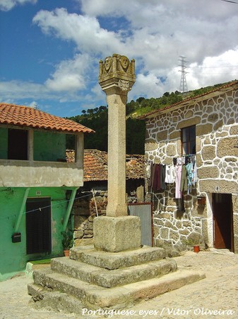 Pelourinho de Mondim de Cima - Portugal (7889970620).jpg