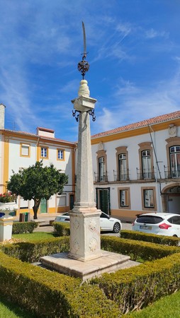 Pelourinho de Nisa.jpg