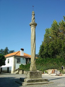 Pelourinho de Oliveira do Conde - Portugal (2068976943).jpg